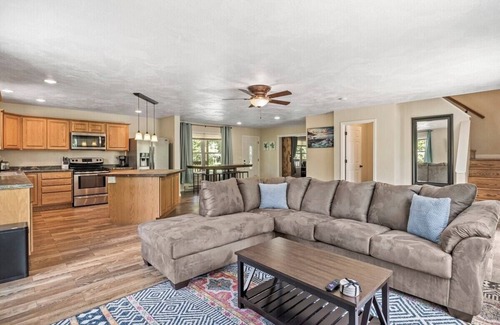 Lansing Maison | Large Home Sleeps 22! Dogs Ok!