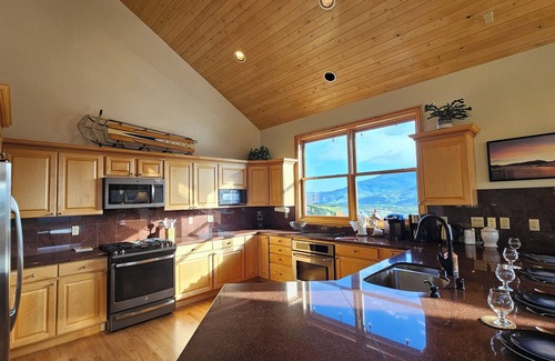 Wildernest Maison | Large Home w/ Stunning Views of Lake Dillon & Summit, hot tub, ski & golf access