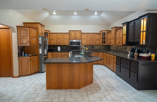 Newton Maison | Large home with foosball & pool tables, theatre room, XL kitchen (pet friendly!)