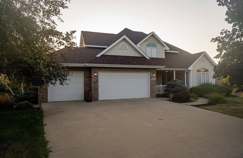 Newton Maison | Large home with foosball & pool tables, theatre room, XL kitchen (pet friendly!)