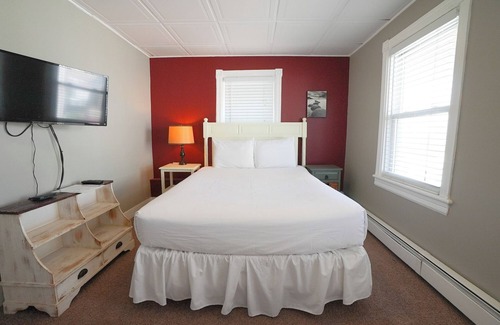 Ventnor City Hôtel | Large Hotel Room 250 feet from the boardwalk and beach.