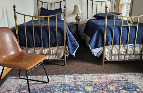 Sidney Center Maison | Large House, 2 Family Units, Sleeps13, 25 min to Oneonta, 50 min to Cooperstown