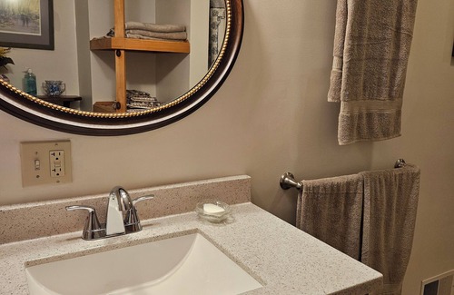 Sidney Center Maison | Large House, 2 Family Units, Sleeps13, 25 min to Oneonta, 50 min to Cooperstown
