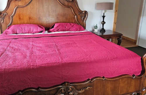 Sidney Center Maison | Large House, 2 Family Units, Sleeps13, 25 min to Oneonta, 50 min to Cooperstown