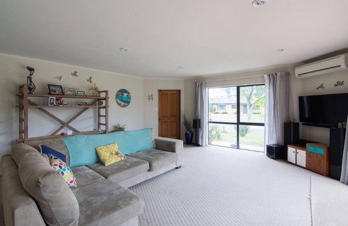 Papamoa Beach Maison | Grande maison située au centre et au bord de la plage