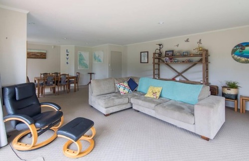 Papamoa Beach Maison | Grande maison située au centre et au bord de la plage