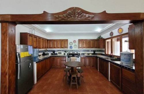 San Juan del Obispo Maison | Large house in Antigua Guatemala with pergola