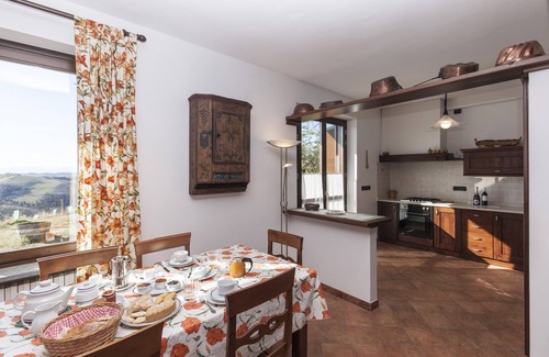 Trezzo Tinella Maison | Vue exceptionnelle, typique maison du vieux Piémont restaurée près d'Alba, Piémont
