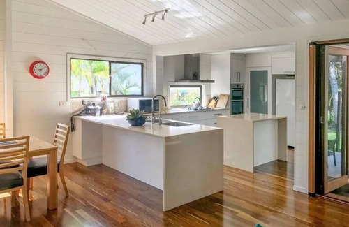 Bargara Maison | Large House only 50m from beach