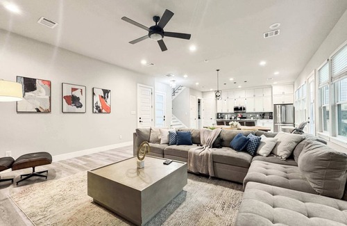 Dallas Maison | Large House | Sleeps 12 Guests | Near City Center