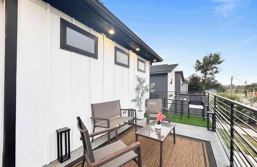 Dallas Maison | Large House | Sleeps 12 Guests | Near City Center