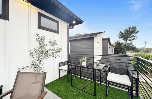 Dallas Maison | Large House | Sleeps 12 Guests | Near City Center