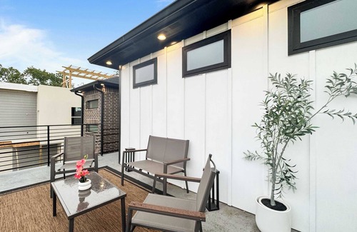 Dallas Maison | Large House | Sleeps 12 Guests | Near City Center