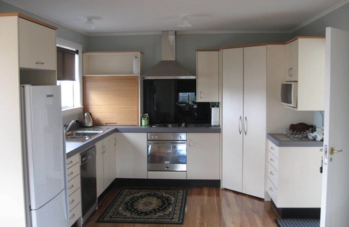 Martinborough Maison | Large house w/ Central Location, 5 minutes walk to several Vineyards.