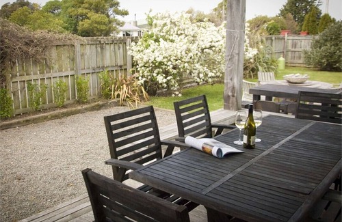 Martinborough Maison | Large house w/ Central Location, 5 minutes walk to several Vineyards.