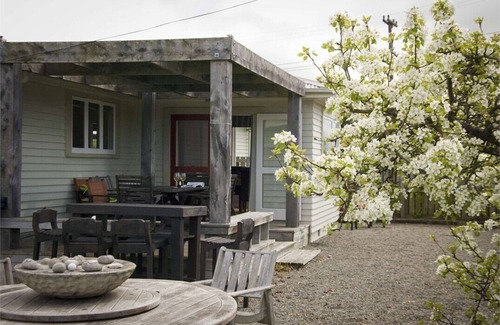Martinborough Maison | Large house w/ Central Location, 5 minutes walk to several Vineyards.