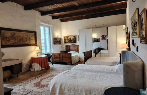 Salleles-d'Aude Hôtel | Large Les Volets Bleus 45M2 studio with kitchenette along the canal