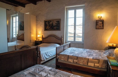 Salleles-d'Aude Hôtel | Large Les Volets Bleus 45M2 studio with kitchenette along the canal