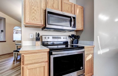 Tri-Cities Maison | Large Living Space, Private Garage & Yard #2121