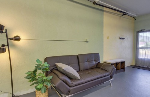 Oakridge Appartement | Large Loft-Style Studio in Uptown Oakridge