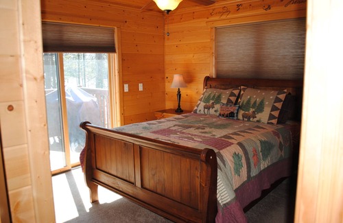 Wetmore Cabine | Grande cabane de rondins sur la belle chaîne de lacs dans la péninsule supérieure du Michigan