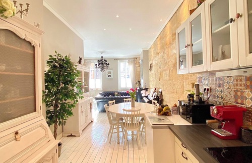 Nansouty-Saint-Genes Appartement | Large Luxury Apartment with Jacuzzi, Terrace and Parking in Hyper Centre!