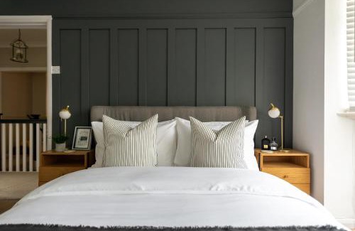 Olton Maison | Large Luxury Solihull 5 Bedroom House - The Residence - Close to NEC - Sleeps 9