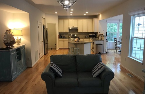 Egg Harbor Township Maison | Large Modern Home with Yard, 4 Bedrooms, 2.5 Baths and 6 Beds near Jersey Shore