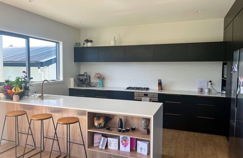Mount Maunganui Maison | Large Modern 5 Bedroom Home - 5 min to the beach!
