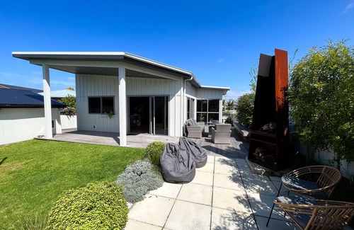 Mount Maunganui Maison | Large Modern 5 Bedroom Home - 5 min to the beach!