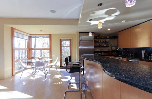 Brookmont Maison | Grande maison moderne près de Washington DC: 4 chambres pour 9 personnes