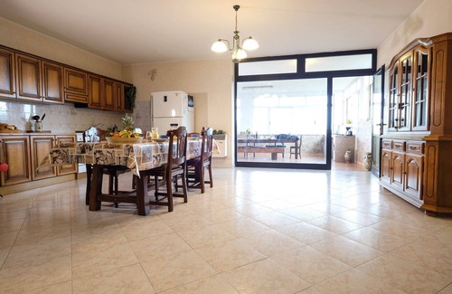 Gonnesa Appartement | Grand hôtel moderne en banlieue. Terrasse, WiFi, véranda faible
