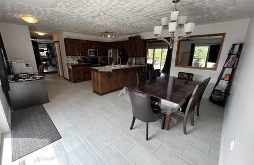Valemount Maison | Large mountain home with heated pool and hot tub. Family getaway in Valemount