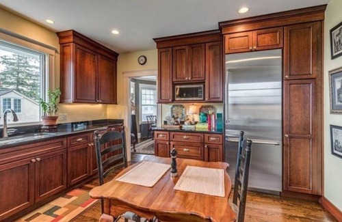 Swampscott Appartement | Large Oceanside Apartment. Walk to the beach and many restaurants. Pet Friendly