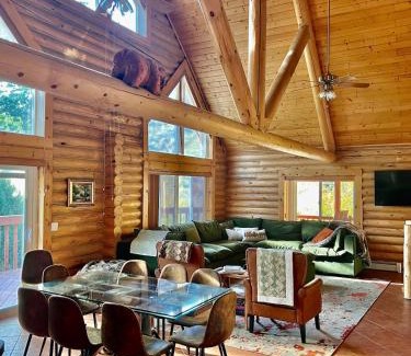 McCammon Maison | Large Off-Grid Luxury Cabin- creek land & views