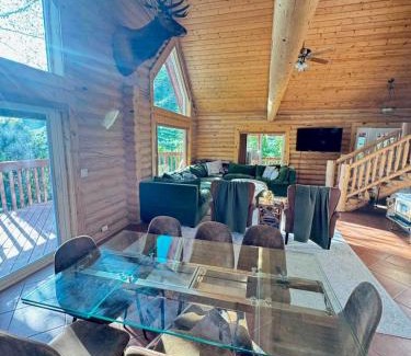 McCammon Maison | Large Off-Grid Luxury Cabin- creek land & views