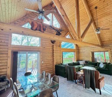 McCammon Maison | Large Off-Grid Luxury Cabin- creek land & views