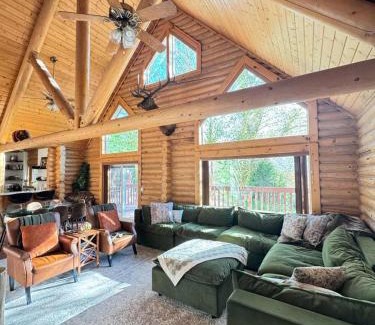 McCammon Maison | Large Off-Grid Luxury Cabin- creek land & views