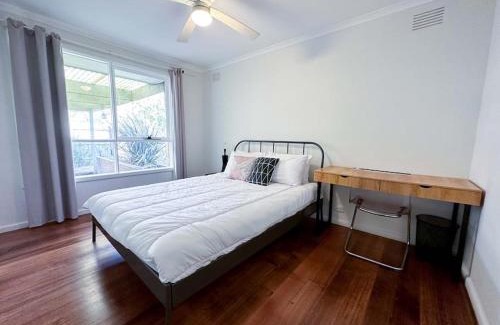 Wantirna South Maison | Large Peaceful 4 Bedroom Home