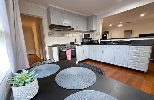 Wantirna South Maison | Large Peaceful 4 Bedroom Home