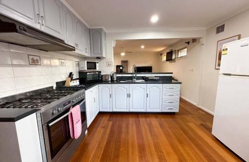 Wantirna South Maison | Large Peaceful 4 Bedroom Home