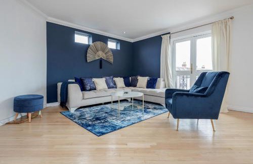 Redbridge Appartement | Large Penthouse by Damask Homes with Parking