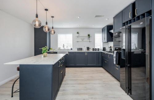 Redbridge Appartement | Large Penthouse by Damask Homes with Parking