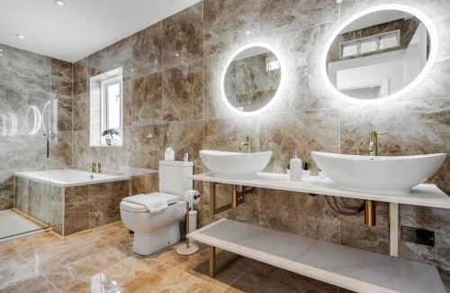 Redbridge Appartement | Large Penthouse by Damask Homes with Parking
