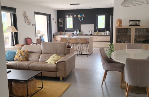 Lunel Maison | large pool and jacuzzi villa