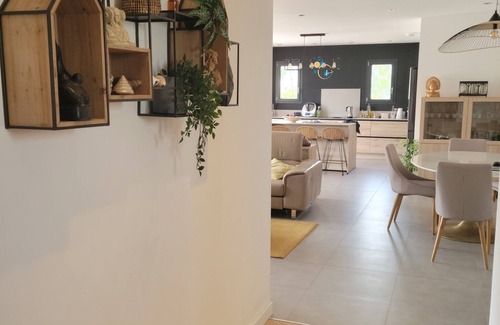 Lunel Maison | large pool and jacuzzi villa