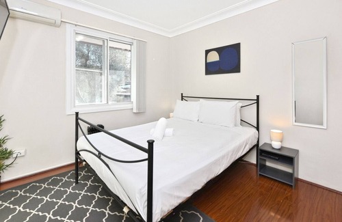 Bexley North Maison | Large Pool | Close to Aiport | 5mins Walk to Station!