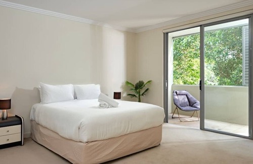 Warrawee Appartement | Large Premium 2 Bd Apt with Views | Balcony Dining