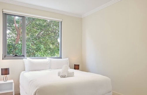Warrawee Appartement | Large Premium 2 Bd Apt with Views | Balcony Dining