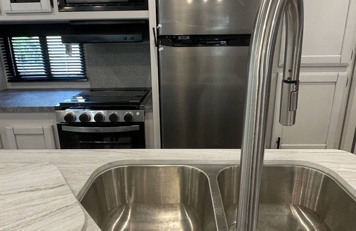 North San Antonio - SAT Maison | Large private 1bdrm RV near Medical Center in San Antonio